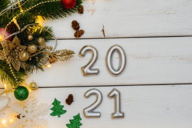 Beyaz Noel arkaplanı şenlikli dekorlar, fenerler, kar taneleri ve Noel ağacı dallarıyla süslenmiş. Noel tebrik kartı. Kış tatili. Mutlu yıllar.