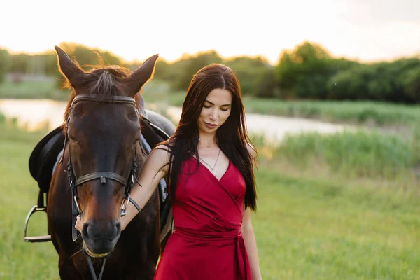 Uma Menina Bonita Nova Vestido Vermelho Poses Rancho Com Garanhão — Fotografia de Stock