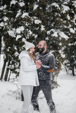 Ormanda karla oynayan çift.