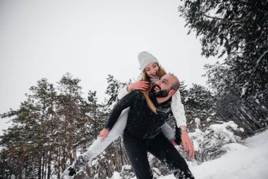 Ormanda karla oynayan çift.