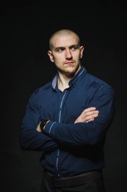 Tarz sahibi, kel bir genç adam, kategoride karanlık bir arkaplanda duruyor. İş, Finans