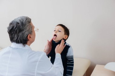 Genç bir çocuk modern bir klinikte deneyimli bir doktor tarafından dinlenir ve tedavi edilir. Bir virüs ve bir salgın.
