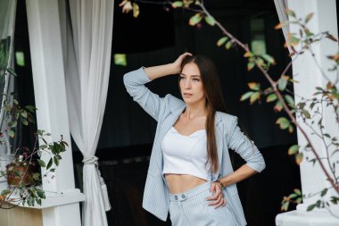 Rahatlarken poz veren güzel bir genç kız, iş kadını. Rahatlama.