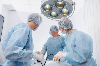 Modern bir ameliyathane, yakın çekim, acil kurtarma ve hastanın canlandırılması. İlaç ve ameliyat.