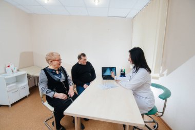 Bir kaç yaşlı insan bir tıp merkezinde kişisel doktor randevusunda. İlaç ve sağlık hizmetleri