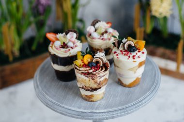 Arka planda çok güzel, lezzetli ıvır zıvırlar var. Tatlı ve tatlı.