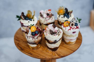 Arka planda çok güzel, lezzetli ıvır zıvırlar var. Tatlı ve tatlı.