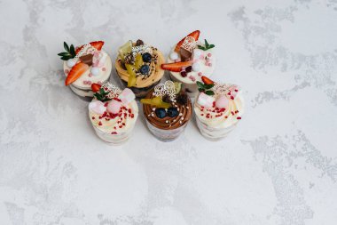 Arka planda çok güzel, lezzetli ıvır zıvırlar var. Tatlı ve tatlı.