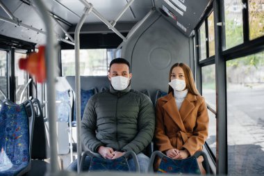 Koronavirüs salgını sırasında toplu taşıma araçlarındaki yolcular birbirlerinden uzak dururlar. Koruma ve önleme bölmesi 19