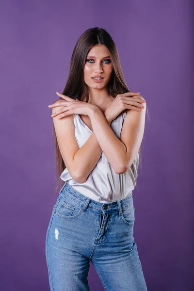 Uma Jovem Menina Bonita Mostra Emoções Sorrisos Estúdio Fundo Roxo — Fotografia de Stock