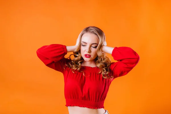 Une Jeune Belle Fille Montre Des Émotions Des Sourires Dans — Photo