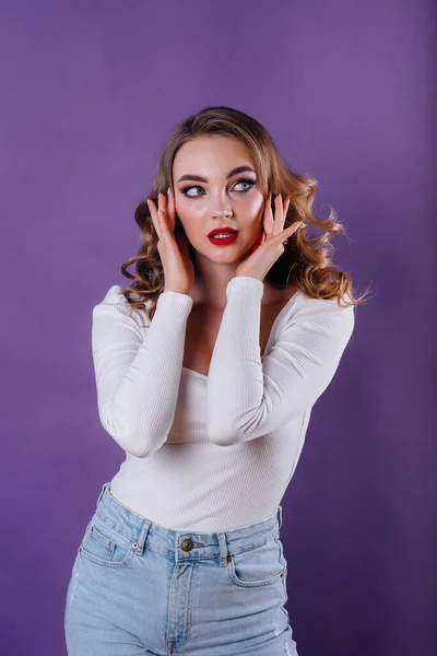 Une Jeune Belle Fille Montre Des Émotions Des Sourires Dans — Photo