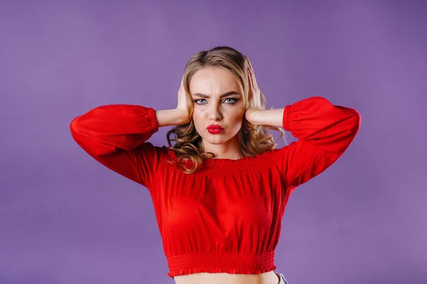 Une Jeune Belle Fille Montre Des Émotions Des Sourires Dans — Photo