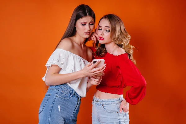 Dos Chicas Jóvenes Hermosas Toman Una Selfie Miran Teléfono Estudio — Foto de Stock