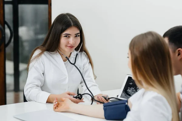 Doktor Měří Tlak Těhotné Dívky Klinice Těhotenství Zdravotní Péče — Stock fotografie