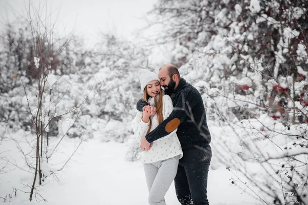 Couple Jouant Avec Neige Dans Forêt — Photo