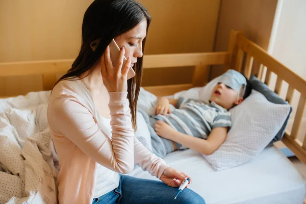 Een Moeder Zorgt Voor Haar Kind Dat Koorts Koorts Heeft — Stockfoto