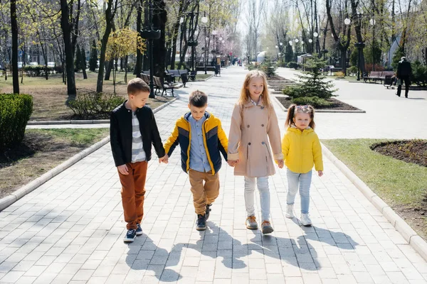 Gruppo Bambini Gioca Insieme Cammina Nel Parco Tenendosi Mano Amici — Foto Stock