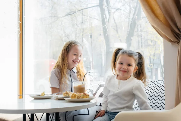 Δύο Χαριτωμένα Κοριτσάκια Κάθονται Ένα Καφέ Και Παίζουν Μια Ηλιόλουστη — Φωτογραφία Αρχείου