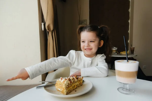 Симпатичная Маленькая Девочка Сидит Кафе Смотрит Торт Какао Крупным Планом — стоковое фото