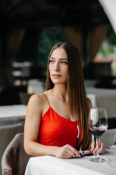 아름다운 소녀가 아름다운 베란다에 와인을 마신다 — 스톡 사진