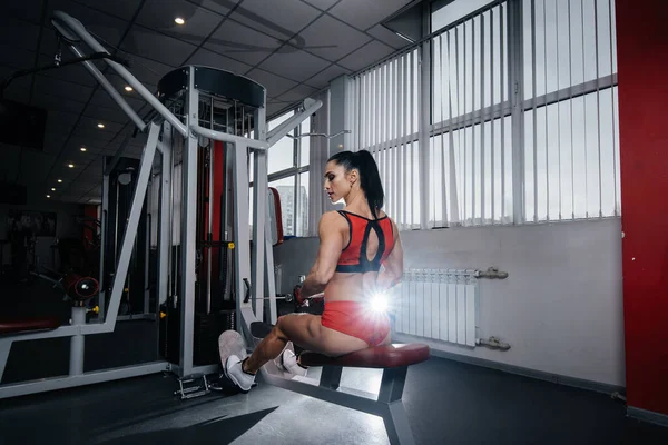 Een Mooi Atletisch Sexy Meisje Traint Doet Fitness Sportschool Fitness — Stockfoto