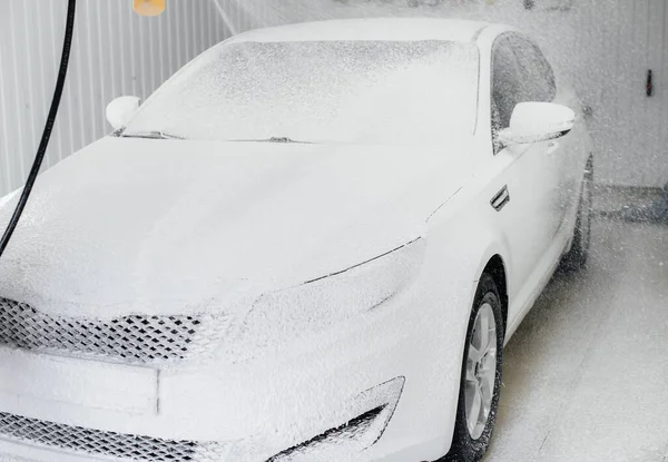 Lavado Moderno Con Espuma Agua Alta Presión Coche Blanco Lavado — Foto de Stock