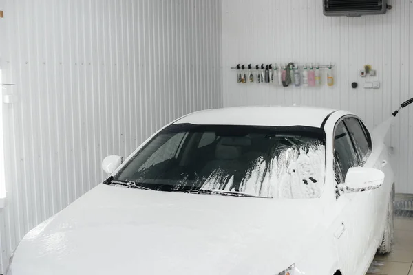泡と白い車の高圧水で近代的な洗浄 洗車場 — ストック写真
