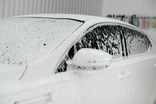 Lavado Moderno Con Espuma Agua Alta Presión Coche Blanco Lavado — Foto de Stock