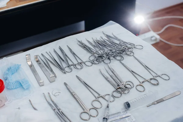 Sterile Medizinische Instrumente Großaufnahme Auf Dem Tisch Vor Der Operation — Stockfoto