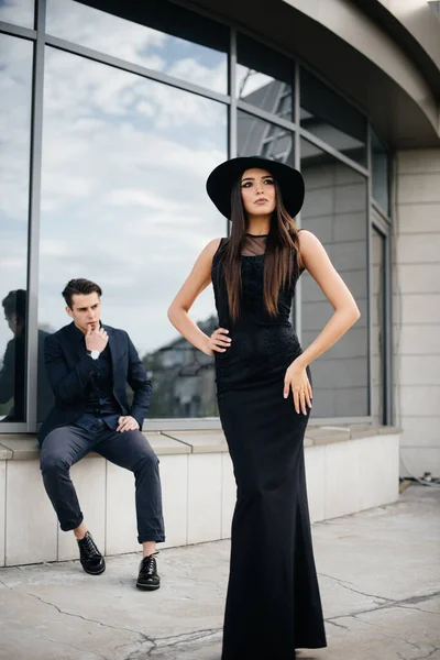 Hermoso Elegante Par Jóvenes Vestidos Negro Gafas Colocan Sobre Fondo —  Fotos de Stock