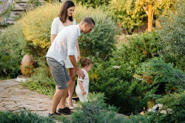 Família Feliz Com Seu Filho Andando Parque Pôr Sol Felicidade — Fotografia de Stock