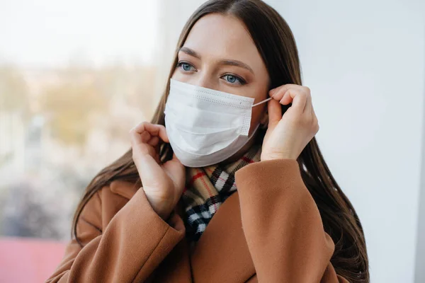 Salgın Koronovirüs Sırasında Genç Bir Kız Maske Takıyor Karantina — Stok fotoğraf