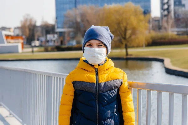 Garçon Tient Sur Fond Gris Dans Masque Pendant Une Quarantaine — Photo