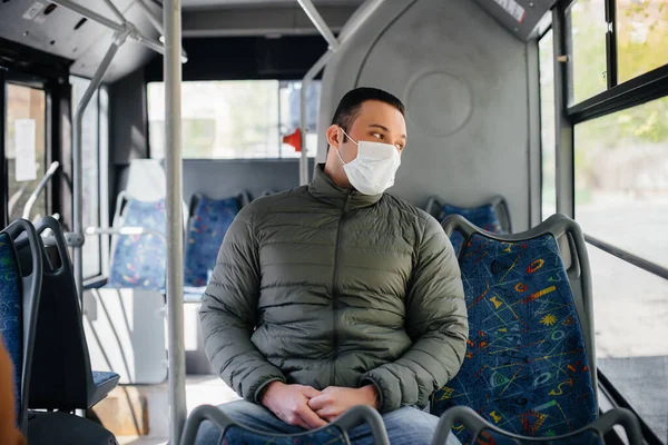 Ung Maskerad Man Använder Kollektivtrafiken Ensam Pandemi Skydd Och Förebyggande — Stockfoto