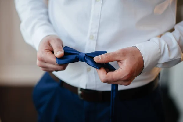 Stijlvolle Man Die Een Vlinder Van Dichtbij Vasthoudt Mode — Stockfoto