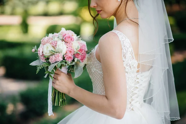 Bellissimo Sofisticato Bouquet Sposa Primo Piano Tiene Sposa Nelle Sue — Foto Stock