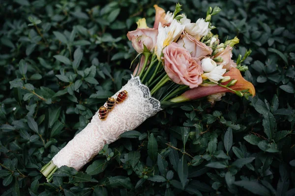 Belo Buquê Casamento Grama Verde Dia Verão — Fotografia de Stock