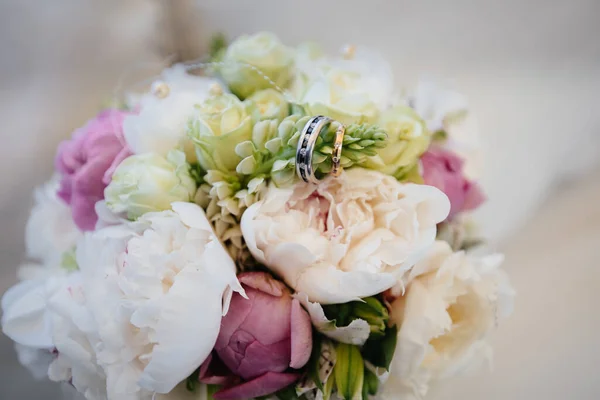 Jegygyűrűk Közelről Egy Gyönyörű Esküvői Csokor Esküvői Kellékek — Stock Fotó