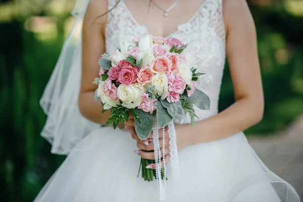 Beau Sophistiqué Bouquet Mariage Gros Plan Tient Mariée Dans Ses — Photo