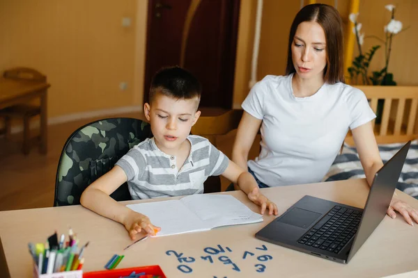 Uma Mãe Seu Filho Estão Envolvidos Ensino Distância Casa Frente — Fotografia de Stock