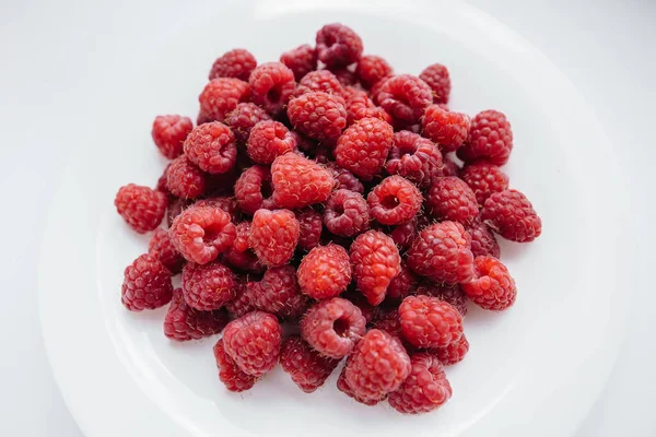 Czerwone Malinowe Jagody Zbliżenie Białym Tle Zdrowe Jedzenie Naturalne Witaminy — Zdjęcie stockowe