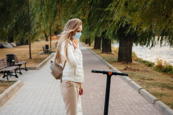 Una Joven Hermosa Con Una Máscara Está Montando Parque Scooter — Foto de Stock