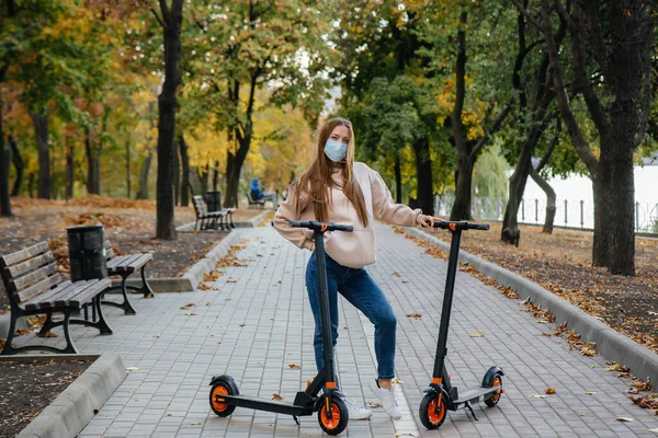 Una Joven Hermosa Con Una Máscara Está Montando Parque Scooter — Foto de Stock