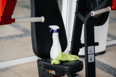 Salgın sırasında spor salonunu temizlemek için dezenfektan..