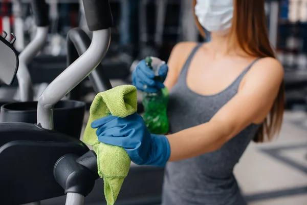 Het Meisje Met Het Masker Desinfecteert Fitnessapparatuur Tijdens Een Pandemie — Stockfoto