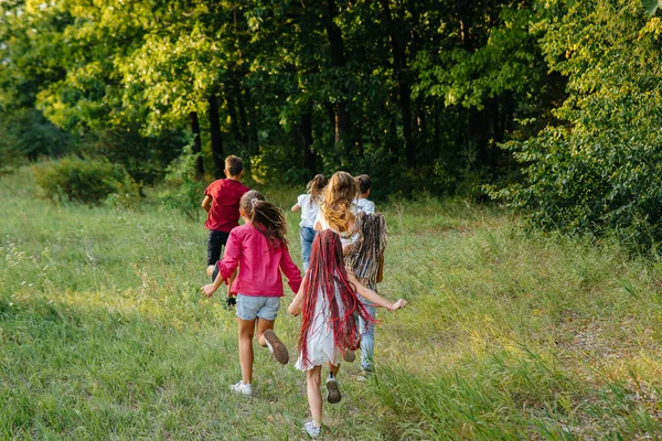 Група Щасливих Дітей Бігає Грає Парку Під Час Заходу Сонця — стокове фото