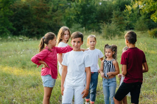 Groupe Enfants Heureux Courent Jouent Dans Parc Pendant Coucher Soleil — Photo