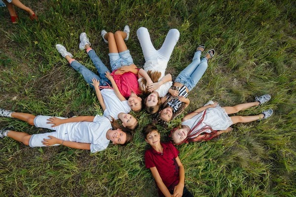 Група Щасливих Дітей Лежить Траві Формі Кола Щасливо Посміхається Щасливе — стокове фото