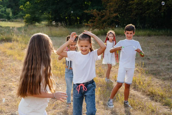 Grande Grupo Crianças Alegres Jogar Parque Inflar Bolhas Sabão Jogos — Fotografia de Stock